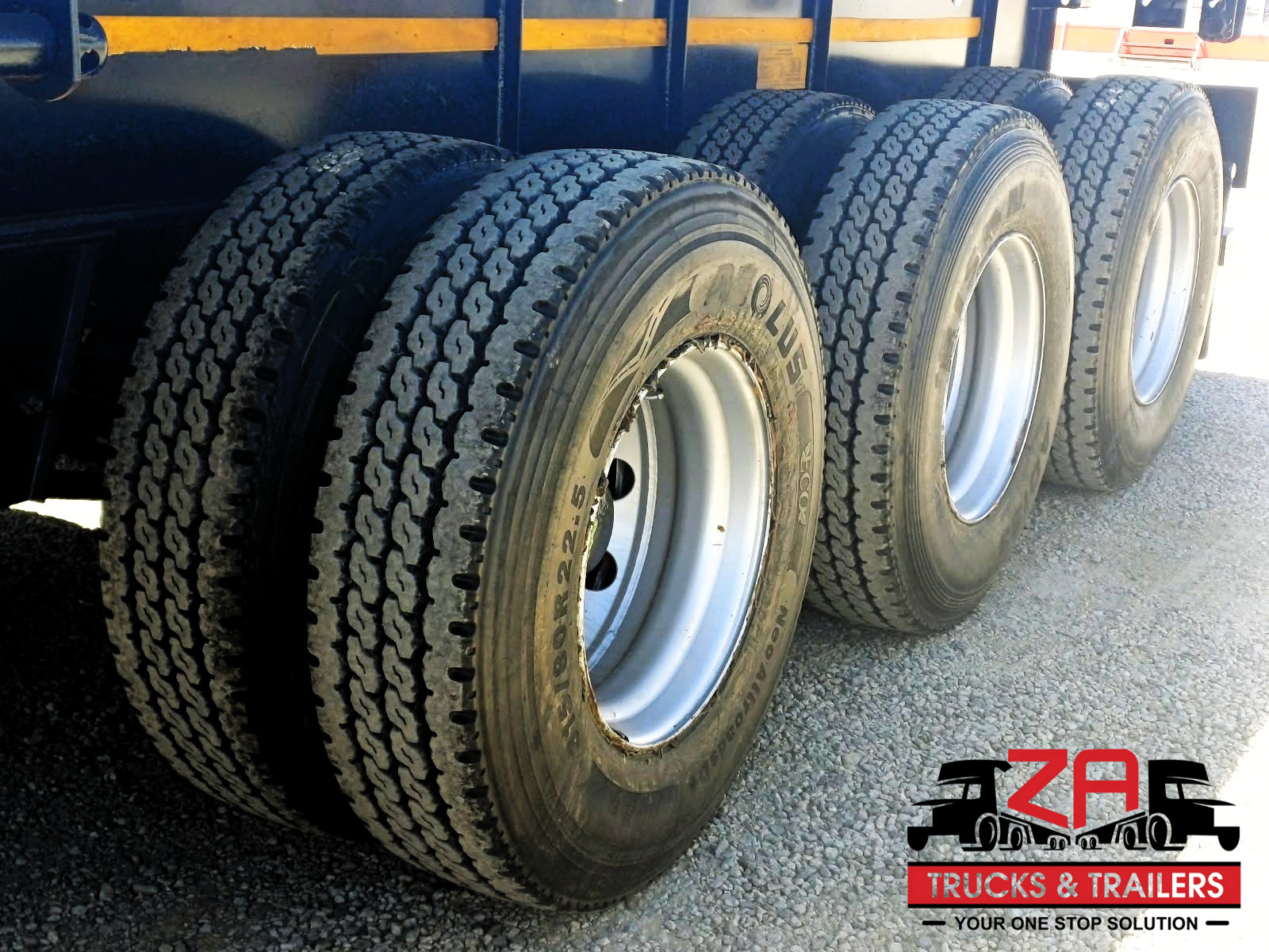 2013 PARAMOUNT TRI AXLE FLAT DECK TRAILER #53332